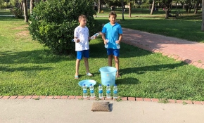 Hayvansever iki arkadaş su satarak sokak hayvanlarını besliyor