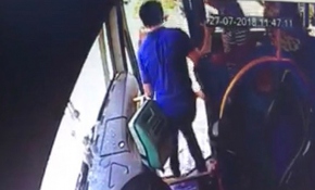 Yolcular kaza yapan otobüsün kapısından fırladı