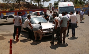 Acil servisin girişine park eden otomobili vatandaşlar kaldırdı