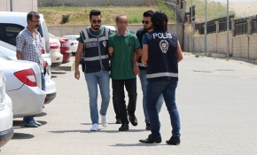 Yolda yürüyen kadına tekme atan zanlı yakalandı