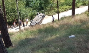 Otomobil canlı yayın yapan gençlerin üzerine düşüyordu