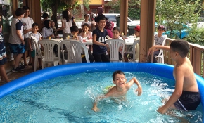 Anneleri alışverişe giden çocuklar muhtara emanet