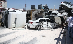 Şanlıurfa'da freni boşalan tır 4 araca çarptı