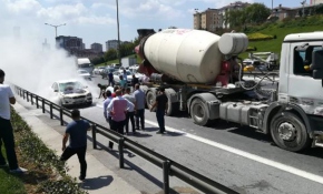 Yanan araca beton mikseriyle müdahale