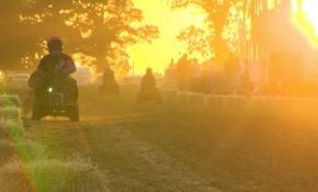 İngiltere'de 'Çim Biçme Makinesi Dayanıklılık Yarışı' yapıldı