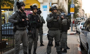 İsrail askerleri yaşlı Filistinliyi sedyede gözaltına aldı