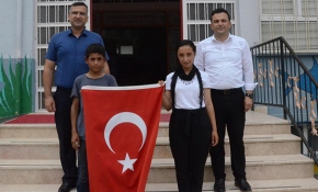 Yere düşen bayrağı defalarca öpüp kaldırdılar