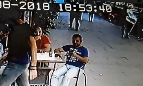 Şaka yapmak isterken aydınlatma direği elinde kaldı