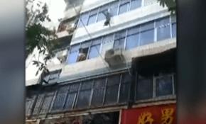 Yangında çocuklarını 5'nci kattan atarak kurtaran anne yaşamını yitirdi