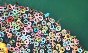 Çin'de yüzlerce vatandaş dev havuzda serinliyor