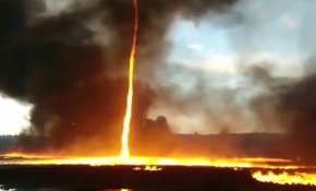 Fabrikada çıkan yangın "ateş hortumu"na dönüştü