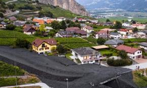 İsviçre'de şiddetli yağmur nedeniyle bir köyü sel bastı