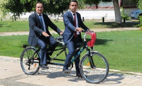 Görme engelli daire başkanı bisikleti 'makam aracı' yaptı