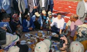 Bakan Pakdemirli tarlada tarım işçileriyle kahvaltı yaptı