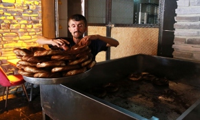 Simitçiden bayram öncesi Suriyeli çocuklara yardım