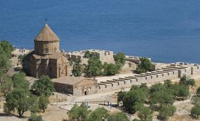 Van Akdamar Kilisesi tatlı suya kavuşuyor