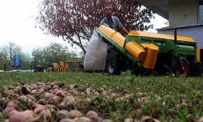 Atölyesinde fındık toplama makinesi yaptı