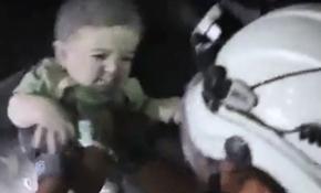 Esed rejiminin İdlib saldırısı sonrası bir çocuk enkaz altından kurtarıldı