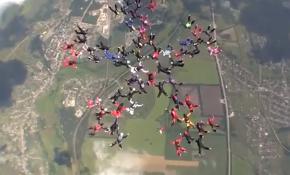 Kadın paraşütçüler Ukrayna üzerinde dünya rekoru kırdı