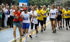 Bosna Hersek'te postacı yürüyüş yarışması düzenlendi