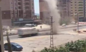 Kamyon şoförü hortumun içinden geçti