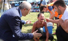 Rakibine yenilen minik güreşçi ağladı