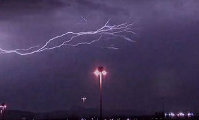 ABD’nin Işıklar Şehri Las Vegas şimşeklerle aydınlandı