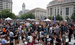 ABD'de ırkçılık karşıtları, aşırı sağcıların gösterisini bastırdı