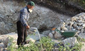Ormandaki kulübesinde 30 yıldır tek başına yaşıyor