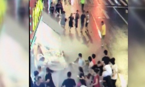 Çin'de dev bir tabela yoldan geçenlerin üstüne düştü