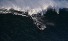 Brezilyalı sörfçü 24 metreye ulaşan dalgalarda rekor kırdı