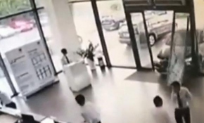 Gaz ve fren pedallarını karıştıran sürücü cam binaya girdi