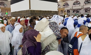 Annesini Kabe'de sırtında taşıdı