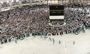 Kabe'nin hizmetkarları gece gündüz çalışıyor