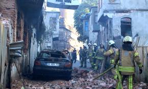 Yangında devrilen duvar otomobili kullanılamaz hale getirdi