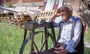 Yarım asırdır sokak sokak gezerek bileyicilik yapıyor