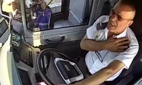 Otobüs şoförü direksiyon başında kalp krizi geçirdi