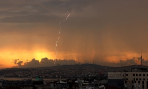 İstanbul güne şimşeklerle uyandı
