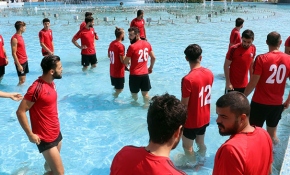 Aydınspor futbolcularından su protestosu