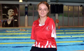 Milli yüzücü Sümeyye Boyacı’dan büyük başarı