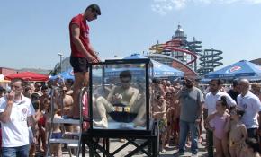 Su dolu fanusta nefesini tutarak 6 rubik küp çözdü