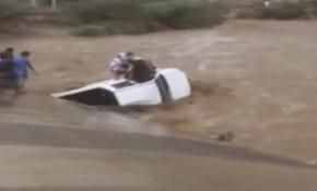 Kendi canını tehlikeye atarak sele kapılan sürücüyü kurtardı