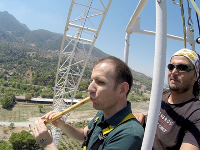 Görme engelli öğretmenin bungee jumping heyecanı