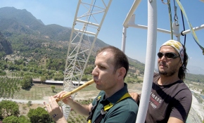 Görme engelli öğretmenin bungee jumping heyecanı