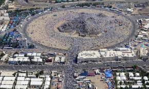 Hacı adayları yağmur eşliğinde Arafat'a çıktı