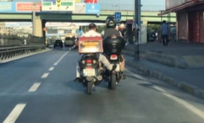 Benzini biten motosikleti ayağıyla itti