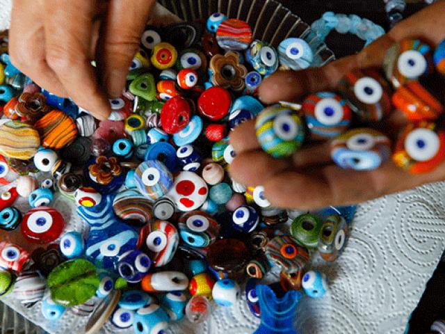 Nazar boncuğu tutkusuyla 'Yaşayan İnsan Hazinesi' unvanına sahip oldu