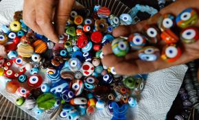 Nazar boncuğu tutkusuyla 'Yaşayan İnsan Hazinesi' unvanına sahip oldu