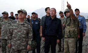 Bakan Akar'dan sınırdaki Mehmetçiğe bayram ziyareti