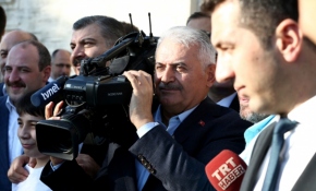 TBMM Başkanı Yıldırım kamerayla poz verdi